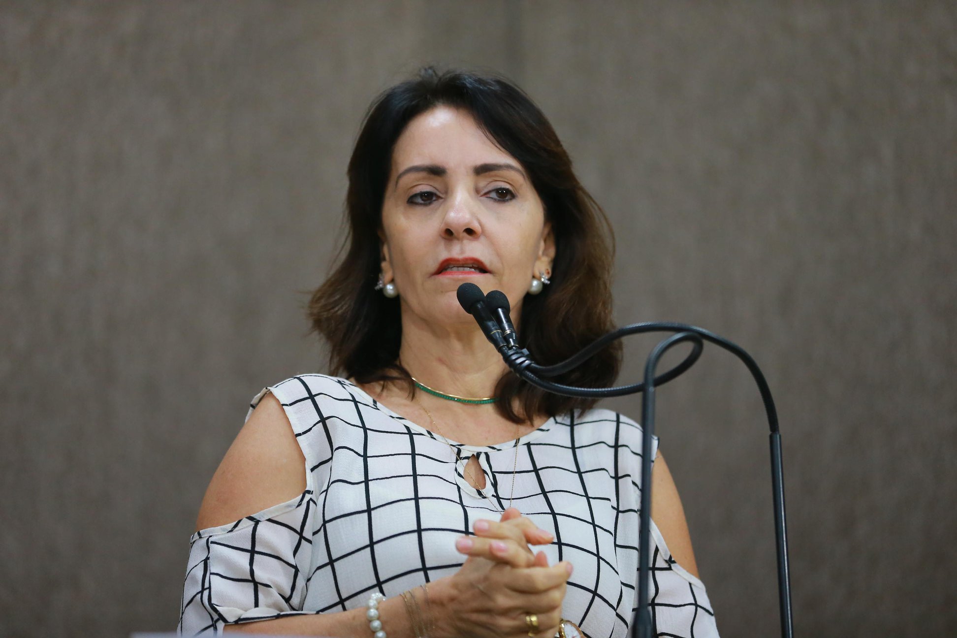 “Empréstimos milionários, com urgência, mas sem clareza”, diz Emília