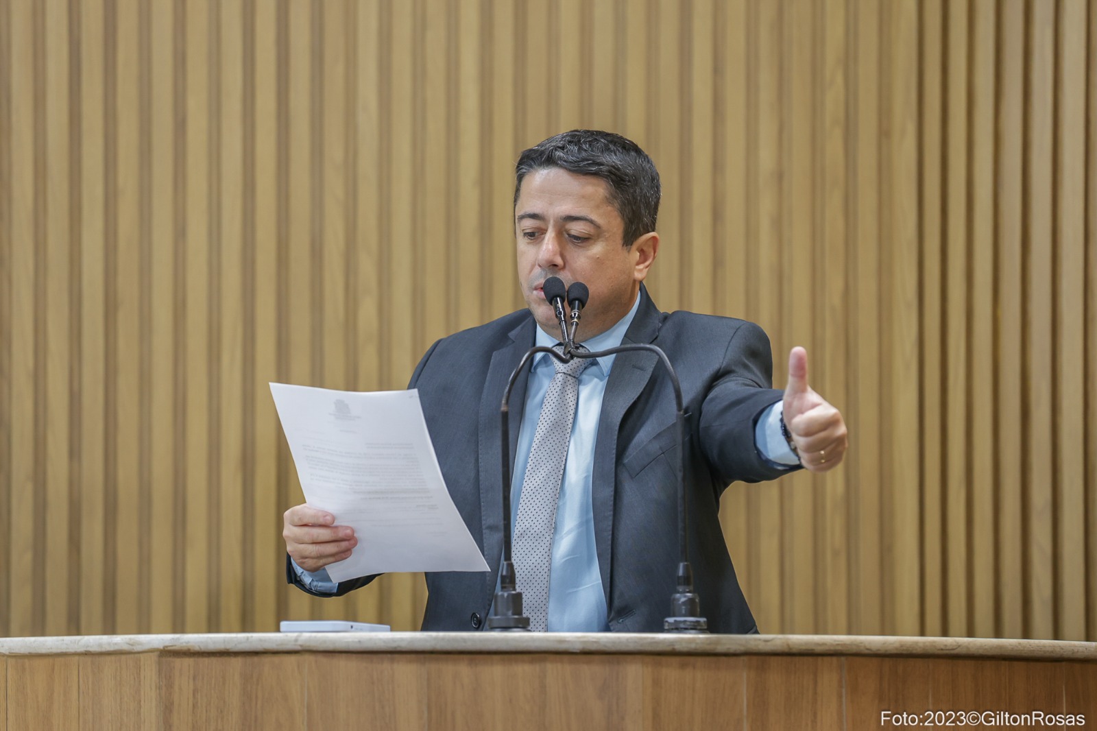 “Estou apresentando Projeto de Lei que institui o sinal positivo-respeito como desejo de atravessar as faixas de pedestres em Aracaju”, destaca Fabiano Oliveira