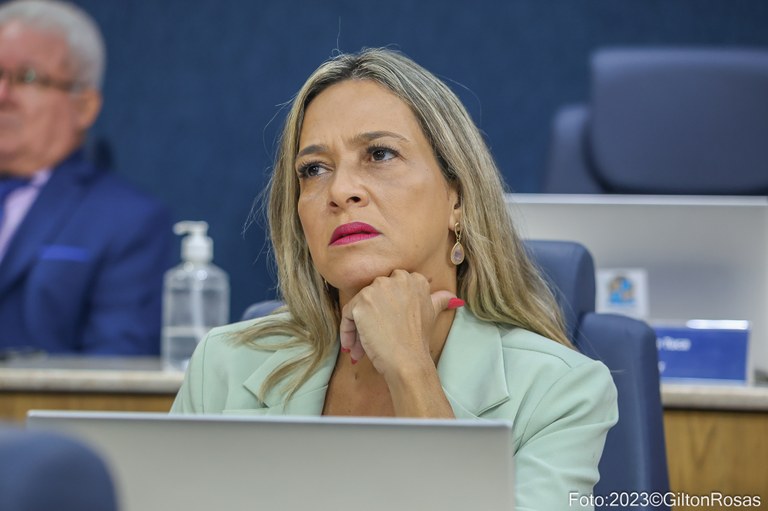 Desde dezembro, paciente aguarda por cirurgia devido à falta de equipamento no Huse”, alerta Sheyla 