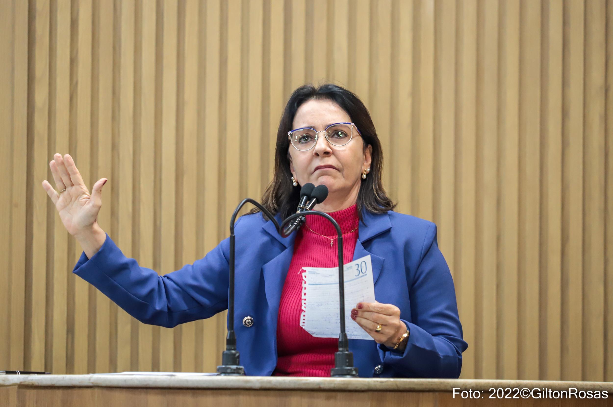 “Só em Aracaju uma secretaria impõe o tempo de atendimento dos médicos aos pacientes”, critica Emília