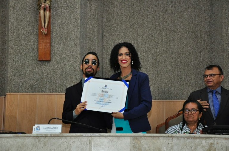 Adriana Lohanna recebe título de cidadania aracajuana