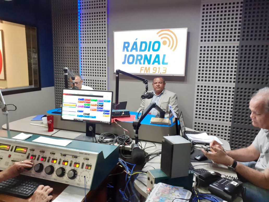 Américo de Deus enfatiza ações do mandato em 2019 durante entrevista em rádio