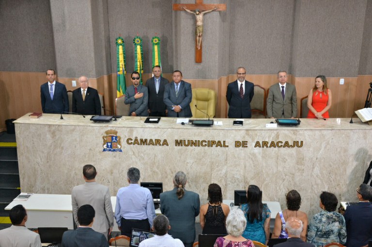 Américo de Deus entrega Título de Cidadão Aracajuano ao bancário Cláudio José Teixeira Cerqueira