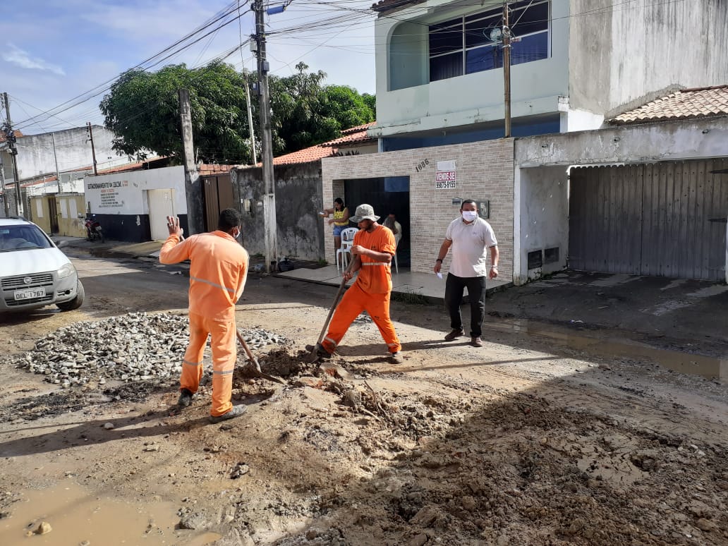 Américo dedica fim de semana para fiscalizar obras nos bairros Aeroporto e Coroa do Meio