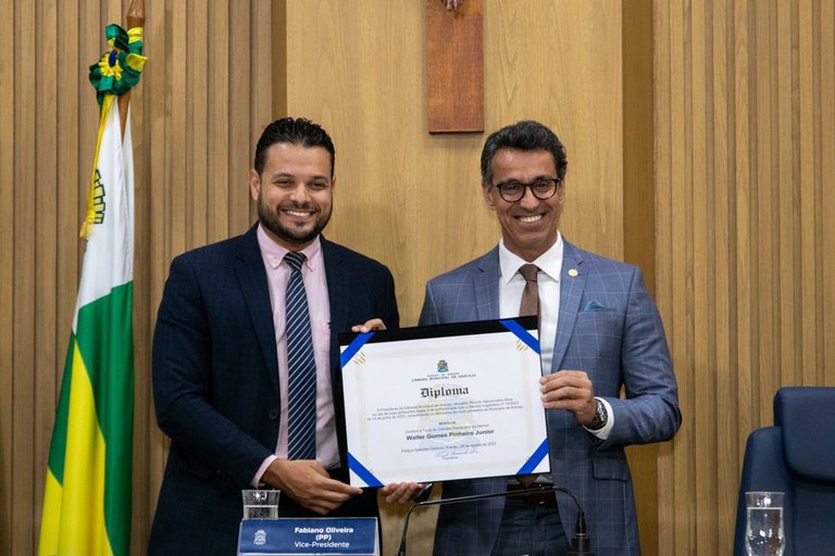 Anderson de Tuca entrega título de Cidadão Aracajuano a Dr. Walter Pinheiro