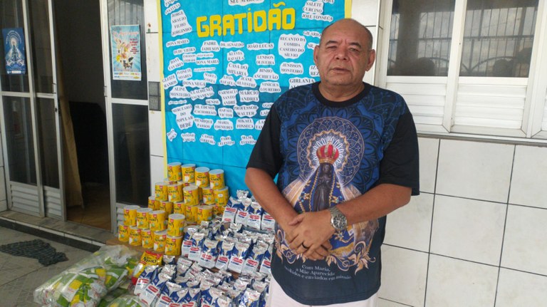 Aniversário solidário: Seu Marcos arrecada leite em pó para instituições de caridade