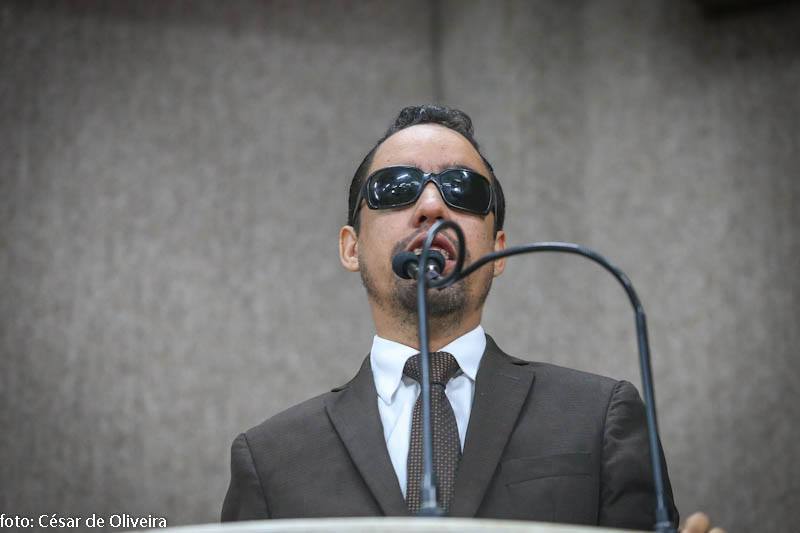 Aribé pede aos aracajuanos que assinem protesto em defesa da educação inclusiva