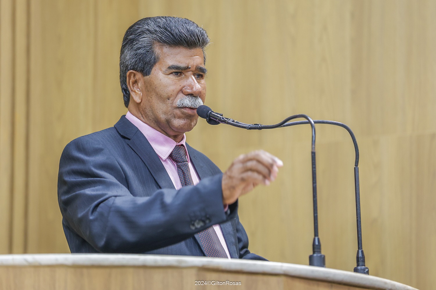 Bigode parabeniza o Dia das Mulheres