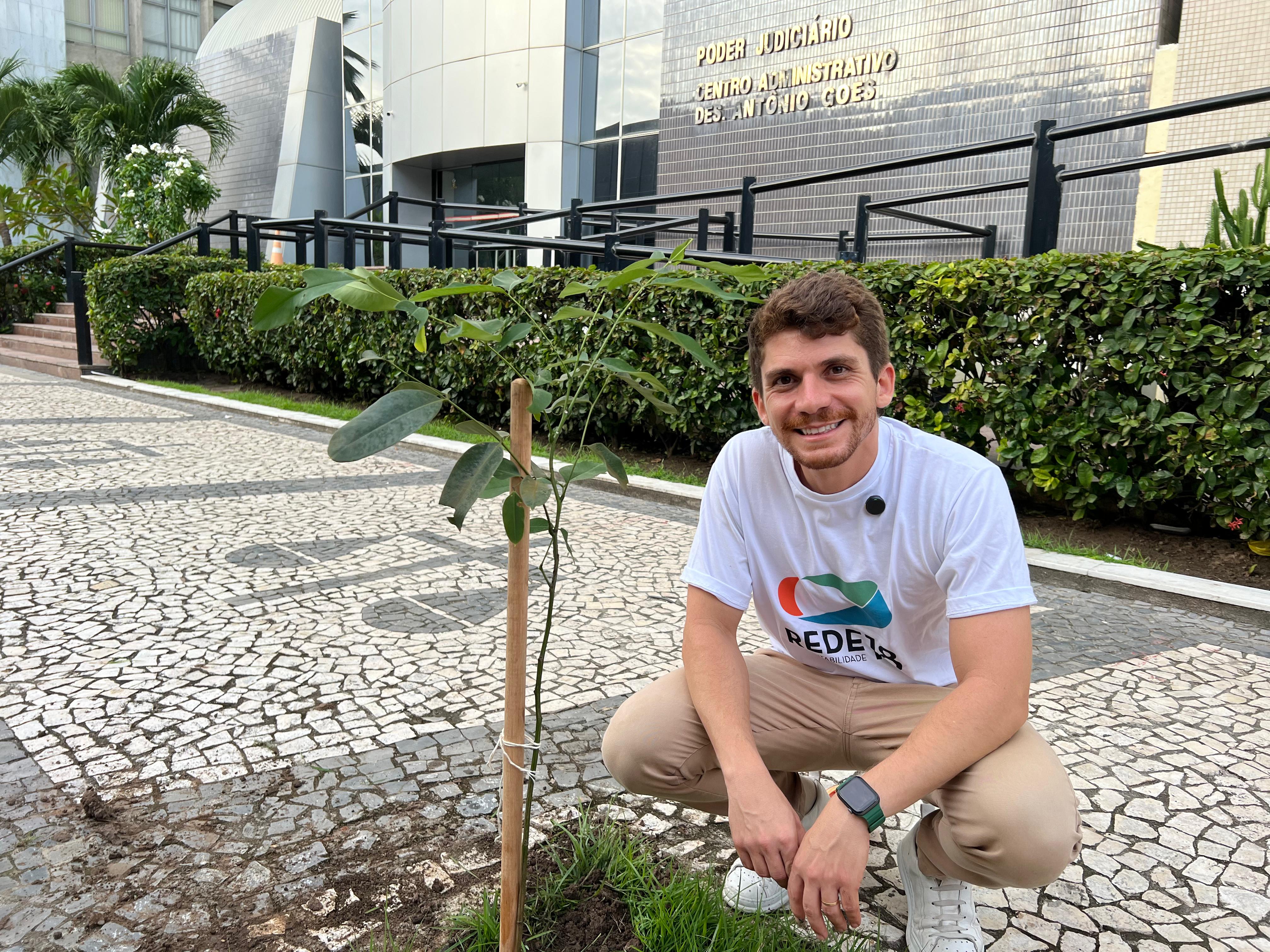 Breno Garibalde realiza plantio de árvores no Centro de Aracaju 