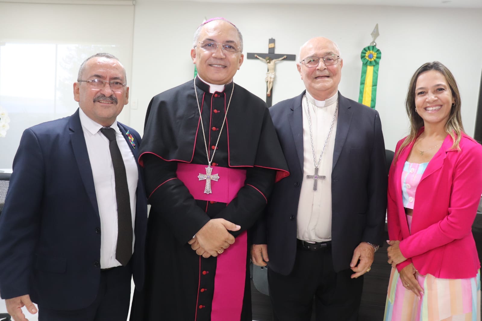 Cícero do Santa Maria acompanha entrega de títulos ao bispo de Propriá