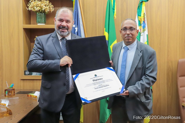 Cidadão aracajuano: Isac Silveira concede título a Dienis Celestino 