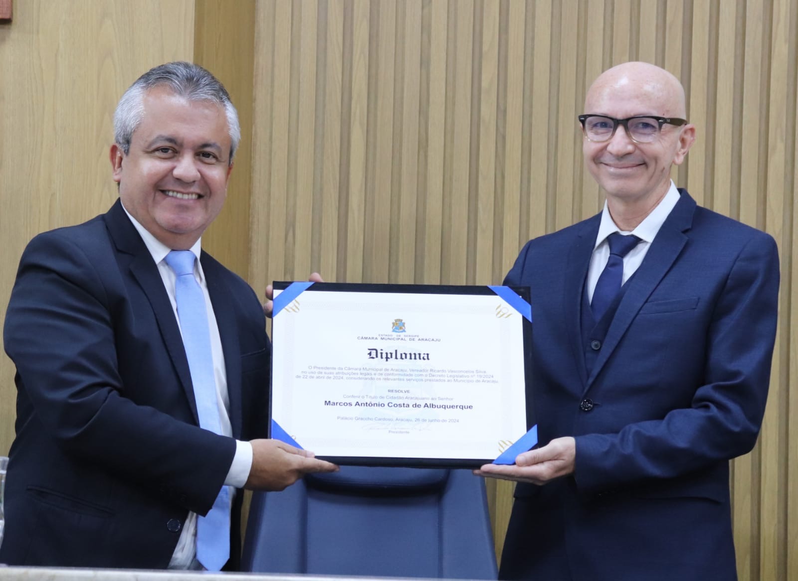 Com autoria de Elber, Marcos Antônio Albuquerque é o novo cidadão aracajuano