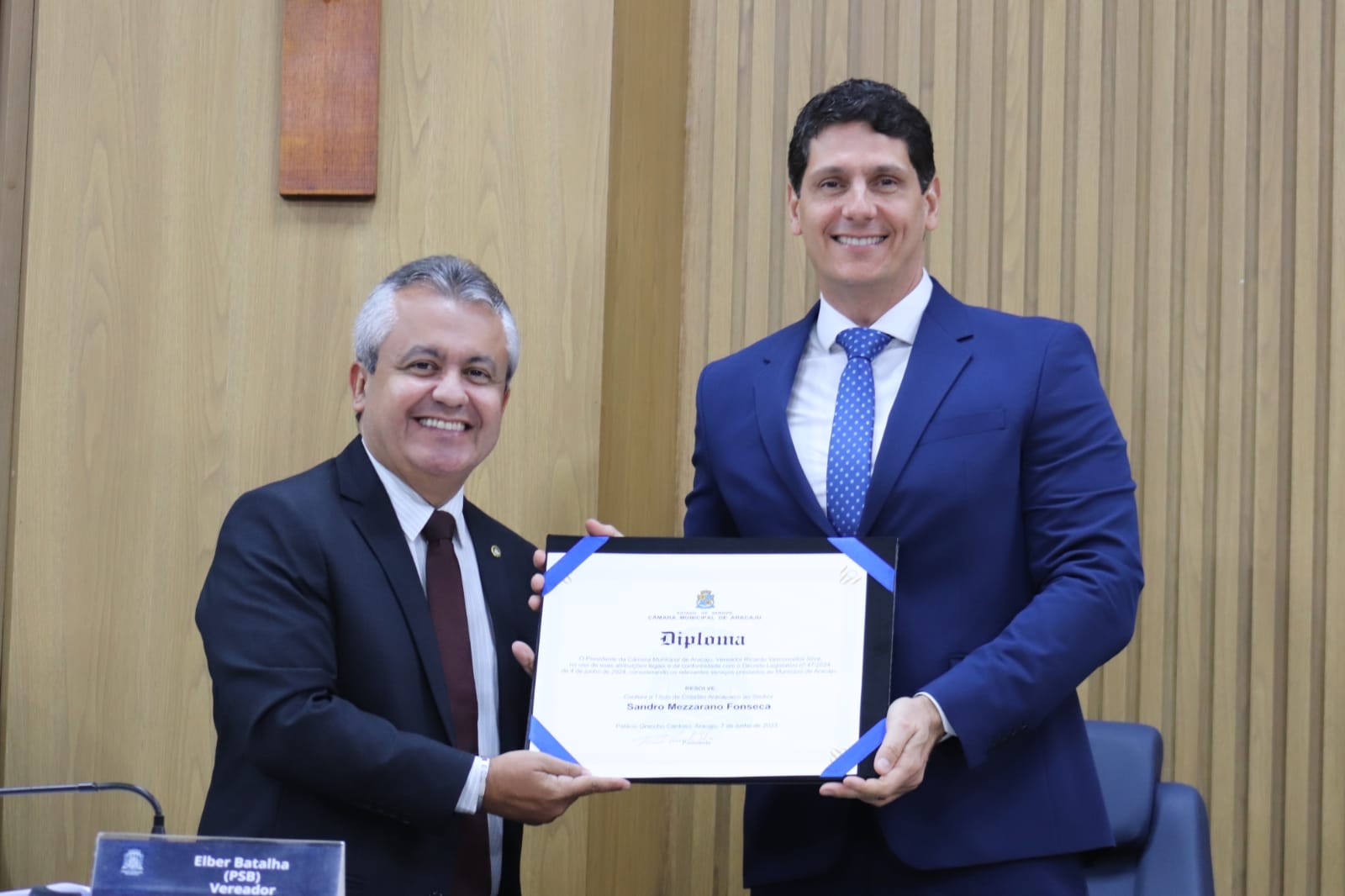 Com autoria de Elber, Sandro Mezzarano recebe Título de Cidadão Aracajuano