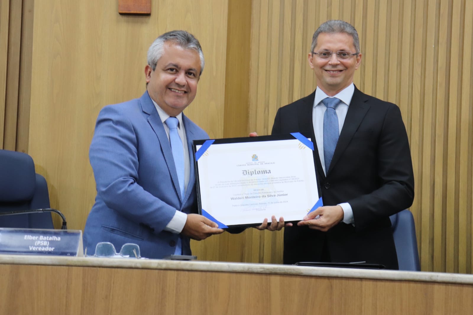 Com autoria de Elber, Walderi Monteiro recebe Título de Cidadão Aracajuano 