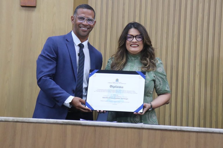 De autoria do vereador Sargento Byron, Sandra Elvira Gomes Santiago recebe o Título de Cidadã Aracajuana 