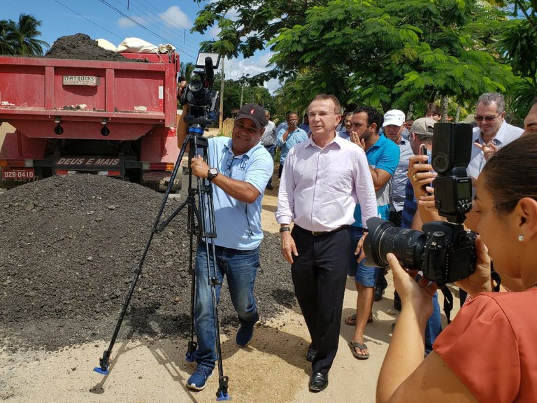 Dr. Gonzaga comemora pavimentação de ruas do povoado Areia Branca