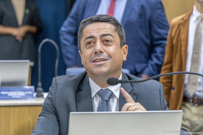 Durante sessão, Fabiano Oliveira justifica ausência em solenidade que homenageia o cantor Bell Marques