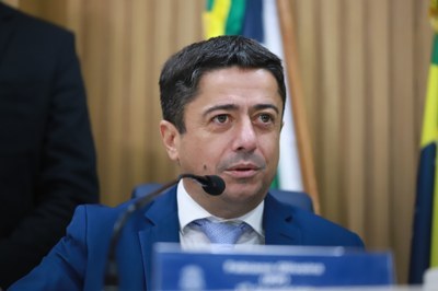 Durante sessão, Fabiano Oliveira parabeniza presidente da Funcap