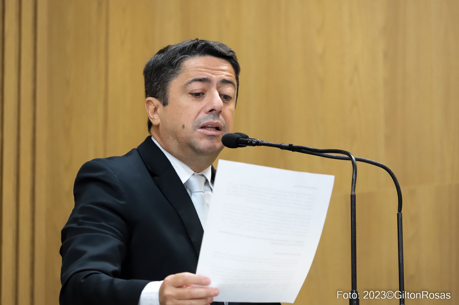 Durante sessão, Fabiano Oliveira repudia discurso xenofóbico de vereador do Rio Grande do Sul