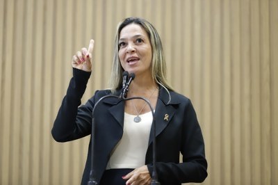 "É um forno e também não tem gerente”, denuncia Sheyla Galba sobre unidade de saúde do bairro Industrial