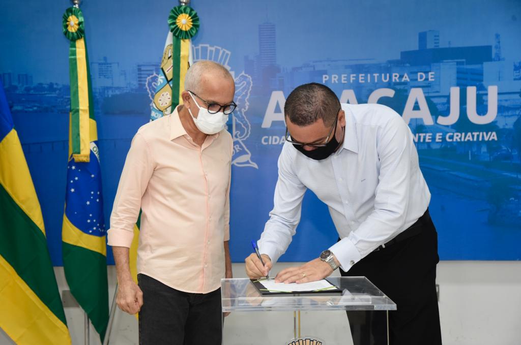 Eduardo Lima participa de assinatura de ordem de serviço