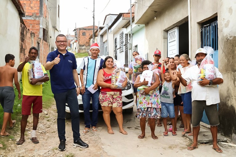 Eduardo Lima realiza ação social por toda Aracaju