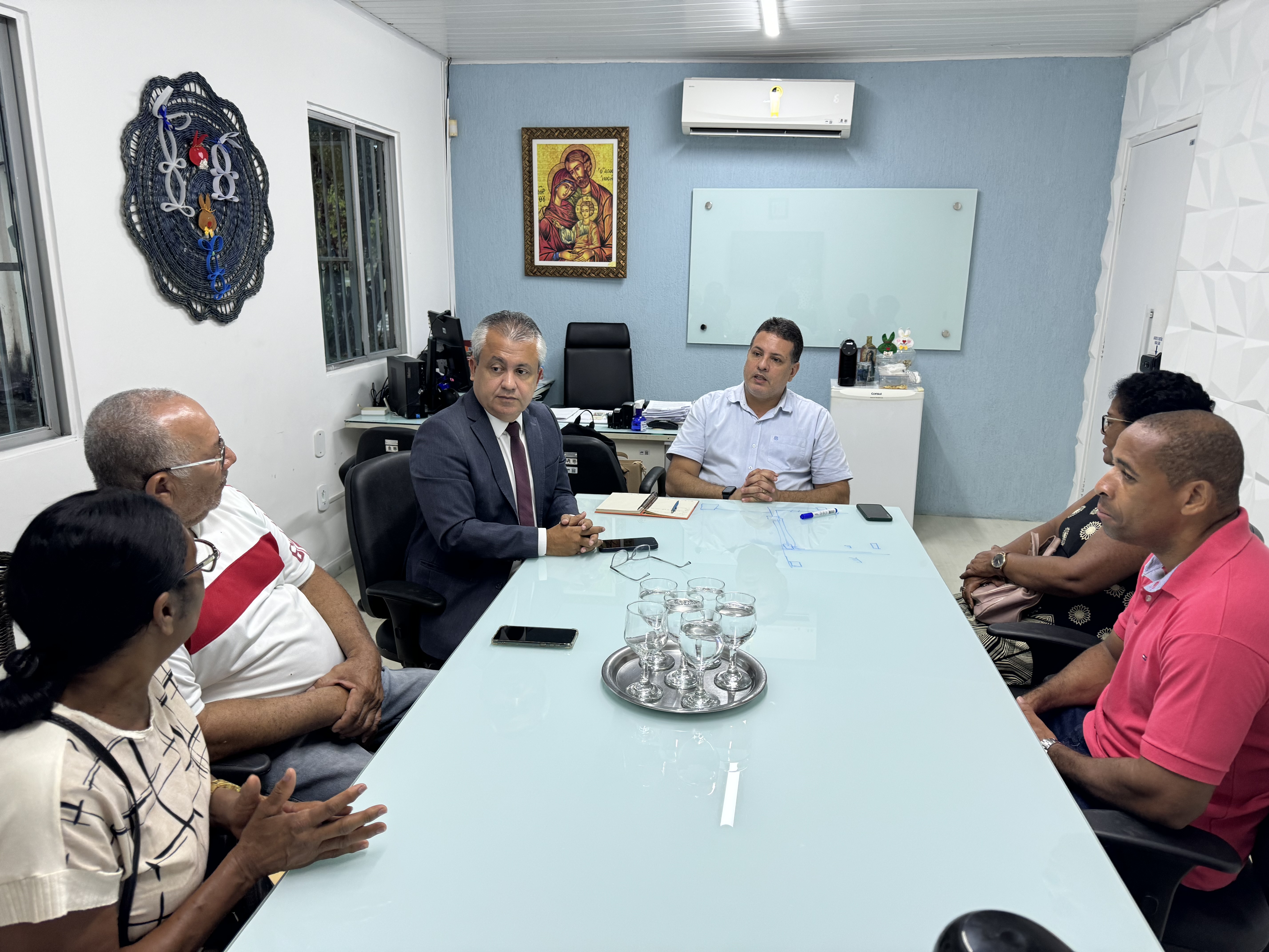 Elber acompanha moradores da rua Francisco Alves Lima até a Emsurb 