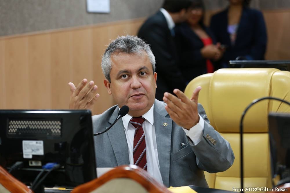 Elber critica cobrança de 2% a mais na tarifa dos estudantes de Aracaju pelo Setransp