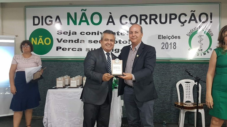 Elber recebe “Prêmio Amigo do Médico”