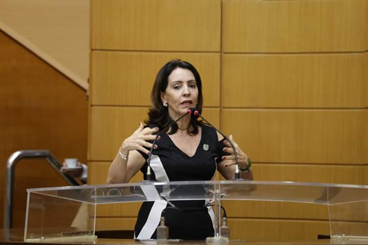 Emília defende auxílio aos músicos