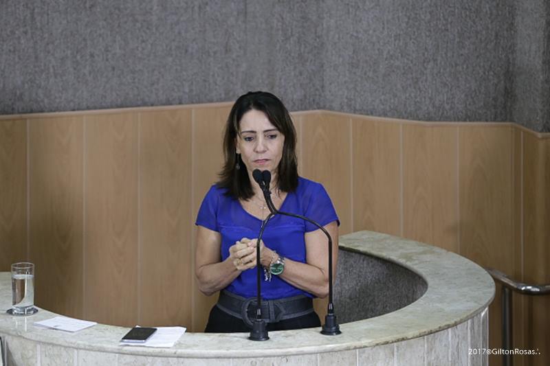 Emília: "Para ser político, nessa onda de corrupção é preciso ter coragem"