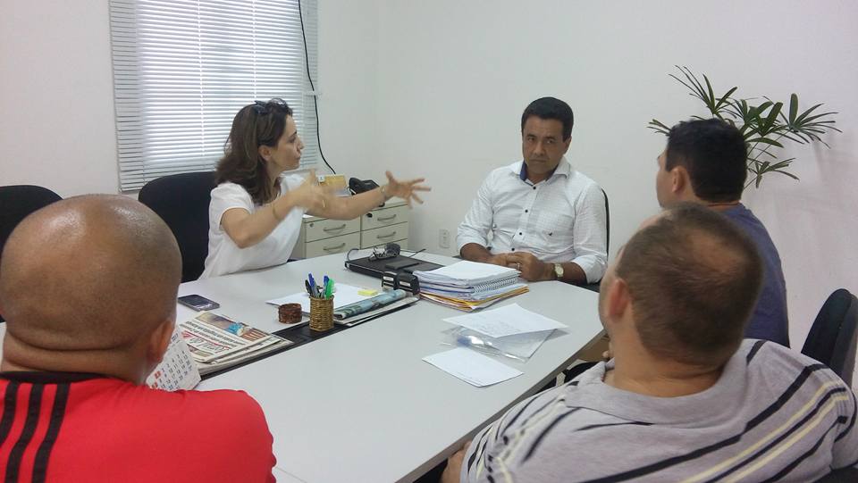 Emília participa de reunião com presidente da Emsurb e feirantes de hortifruti do Mercado Central