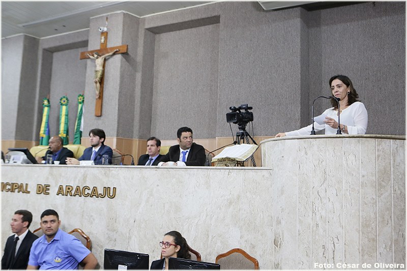 Emília prestigia sessão especial em homenagem ao Confiança