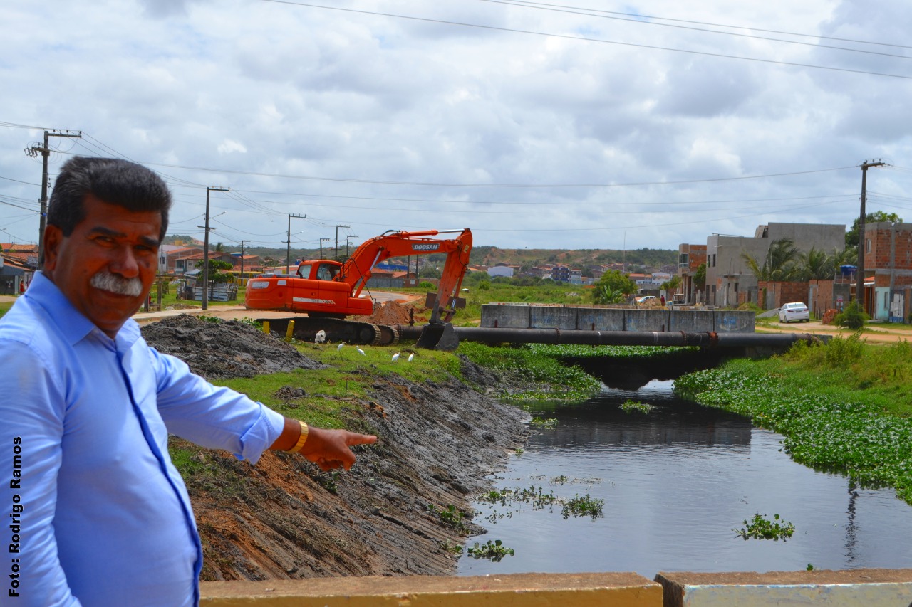 Emsurb atende pedido de Bigode e inicia limpeza do canal no Santa Maria