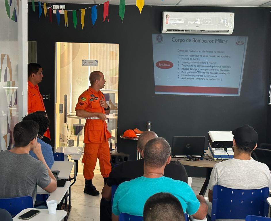 Escola do Legislativo de Aracaju, em parceria com o Corpo de Bombeiros,  treina Brigada contra Incêndio