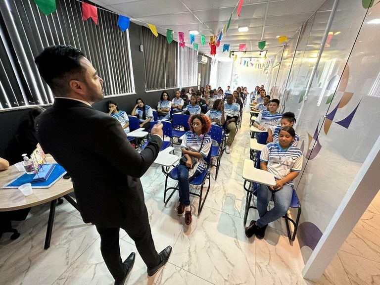 Escola Estadual Dr. Manuel Luiz participa do projeto "Conhecendo o Parlamento", da Escola do Legislativo de Aracaju