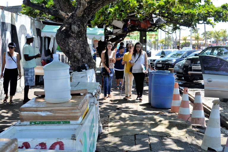 Estudantes de arquitetura e Lucas Aribé conferem a acessibilidade de estabelecimentos da Orla de Atalaia