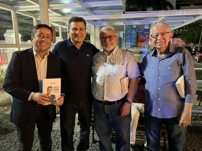 Fabiano Oliveira prestigia lançamento do mais novo livro de Ibarê Dantas