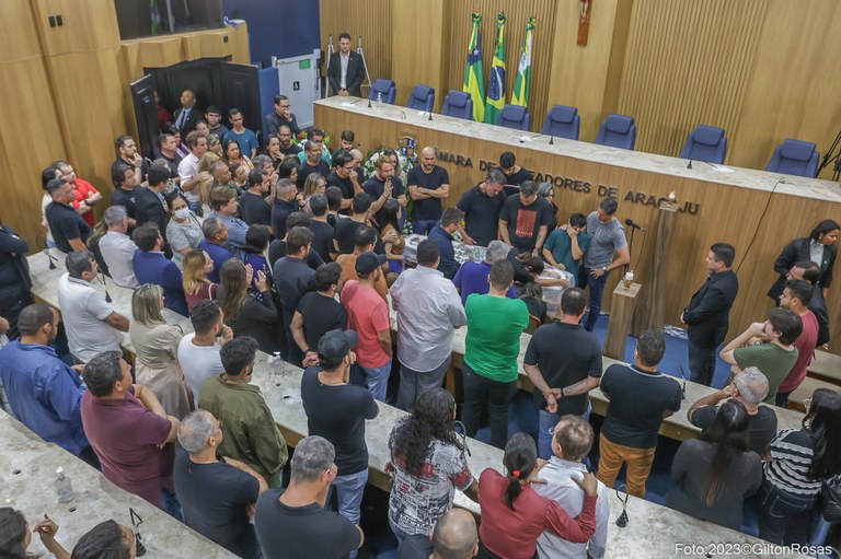 Familiares e amigos prestam homenagens a Thiago Batalha