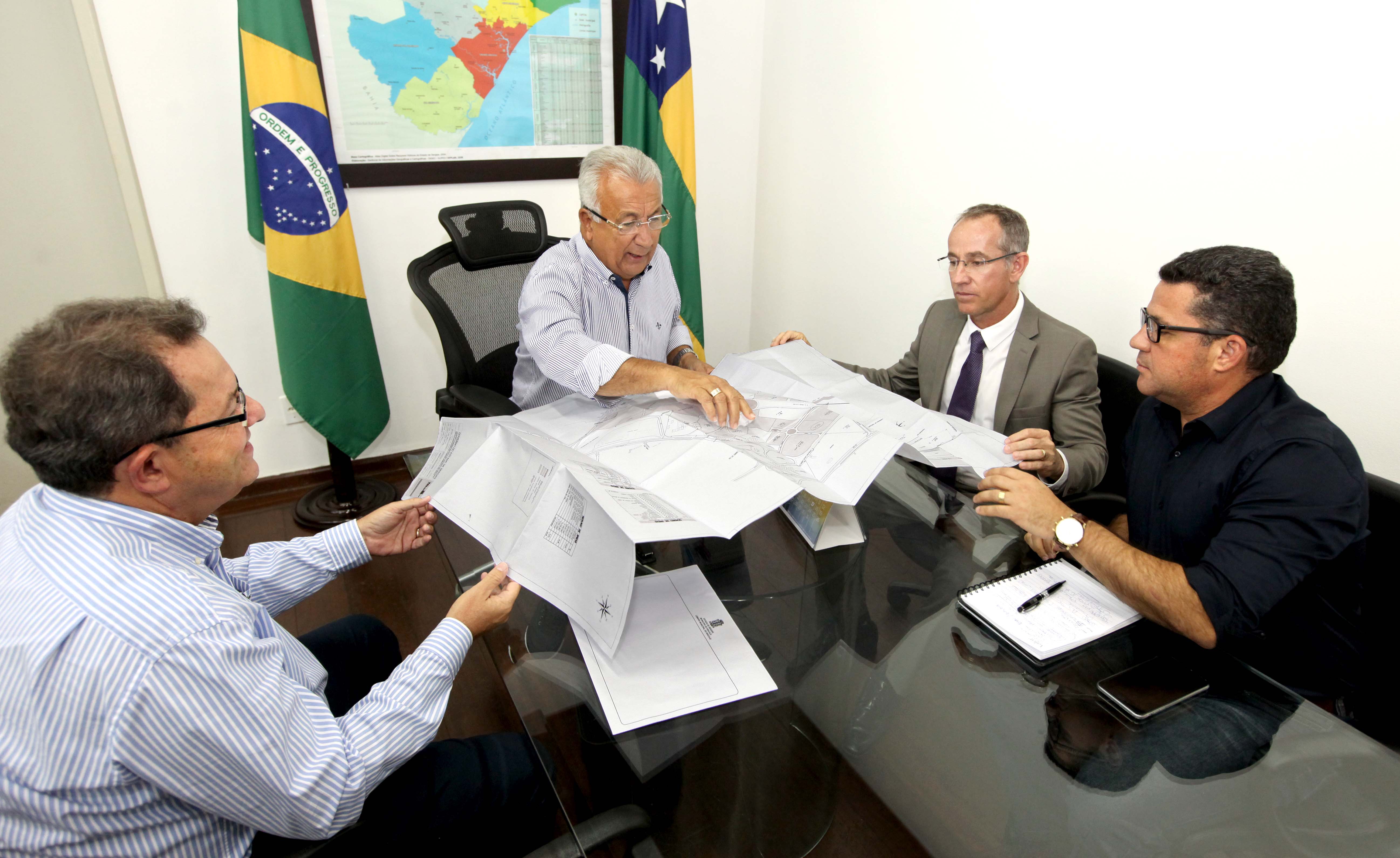 Governador doa terreno para construção da sede da Câmara