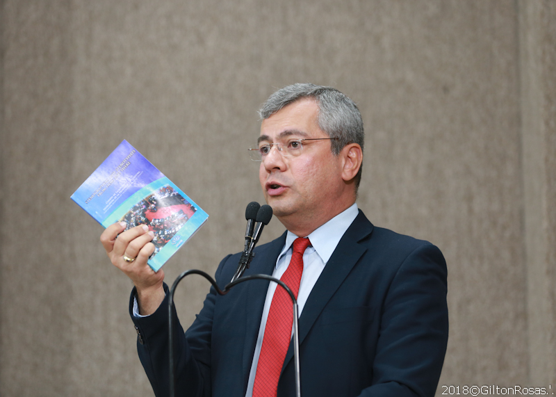 Iran Barbosa destaca livro argentino que trata da taquigrafia aracajuana