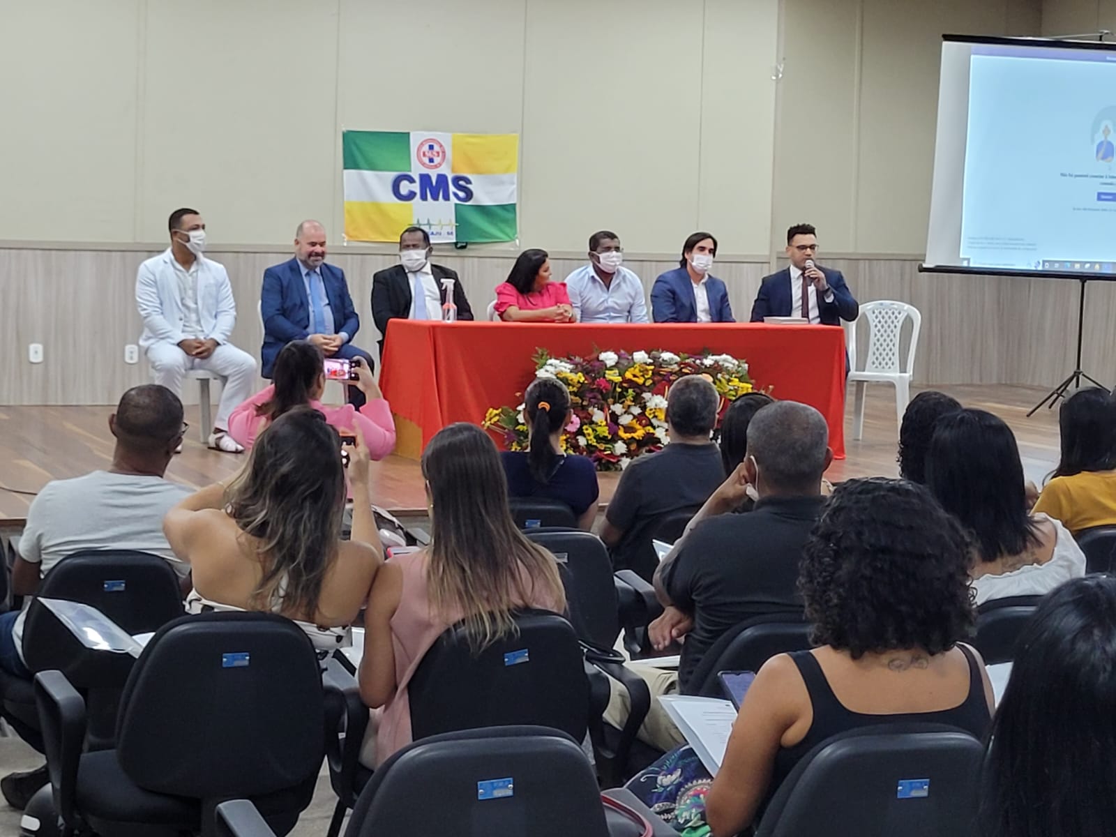 Isac participa de Conferência Livre de Saúde e é surpreendido com homenagem para o irmão