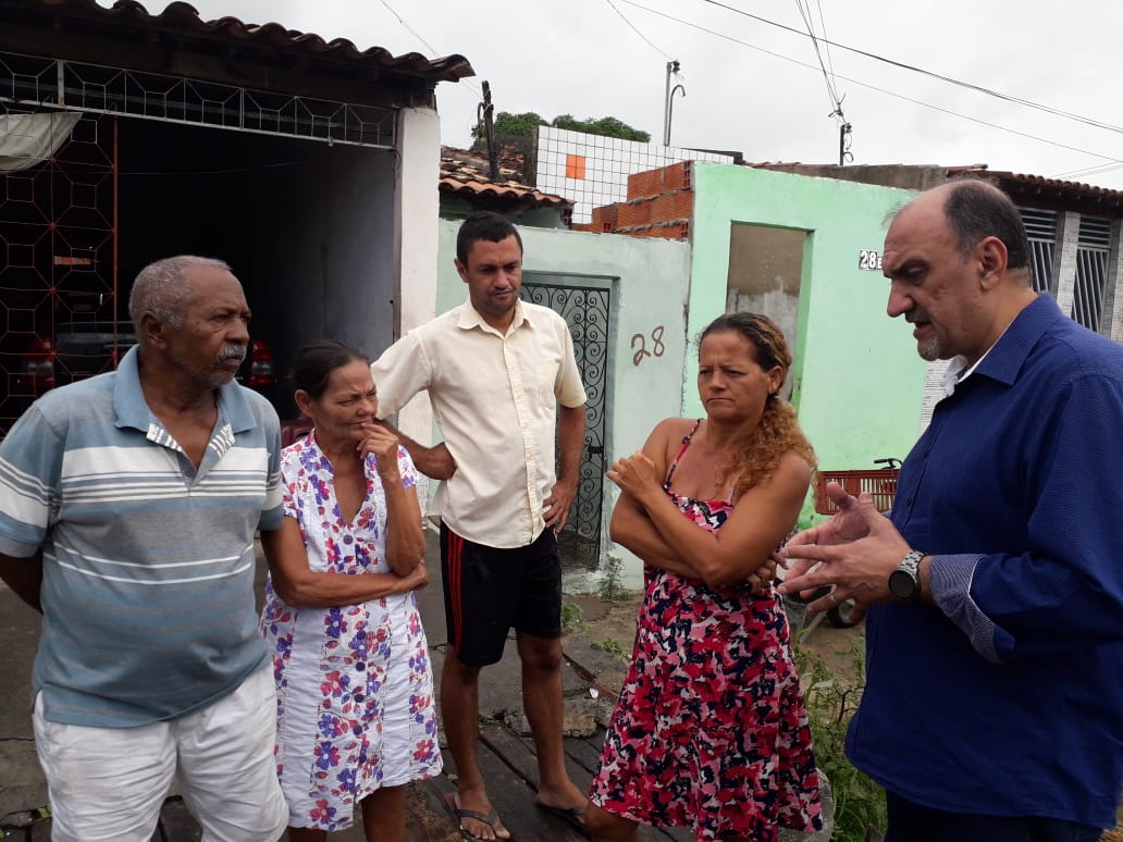 Jason procura solução para travessa no Bairro Olaria