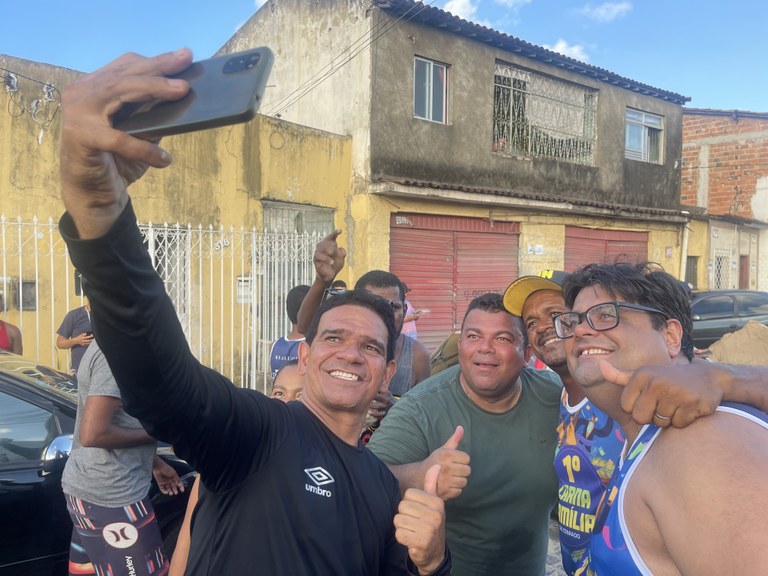 Joaquim da Janelinha resgata carnaval de rua nas comunidades com o bloco ‘Carna Família’