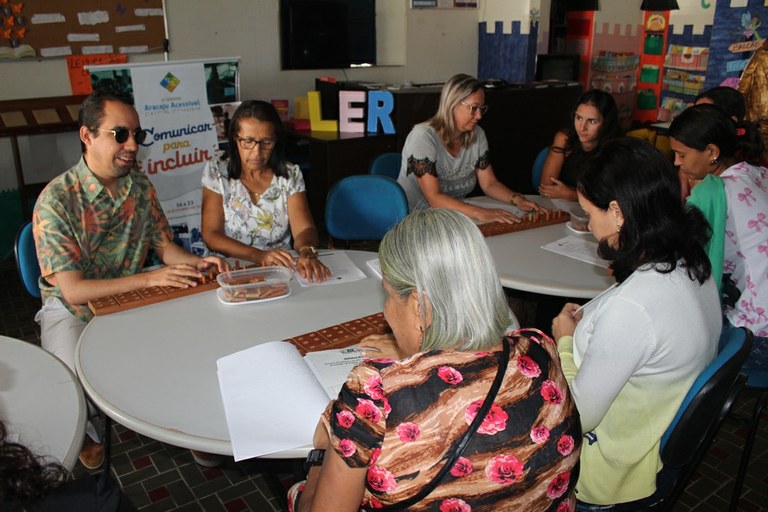 Lucas Aribé ministra oficina de Braille no município de Boquim