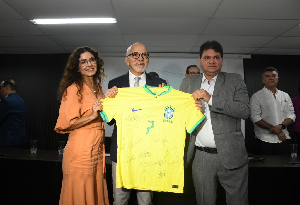 Miltinho Dantas entrega camisa autografada da Seleção Brasileira de Futebol ao prefeito Edvaldo Nogueira