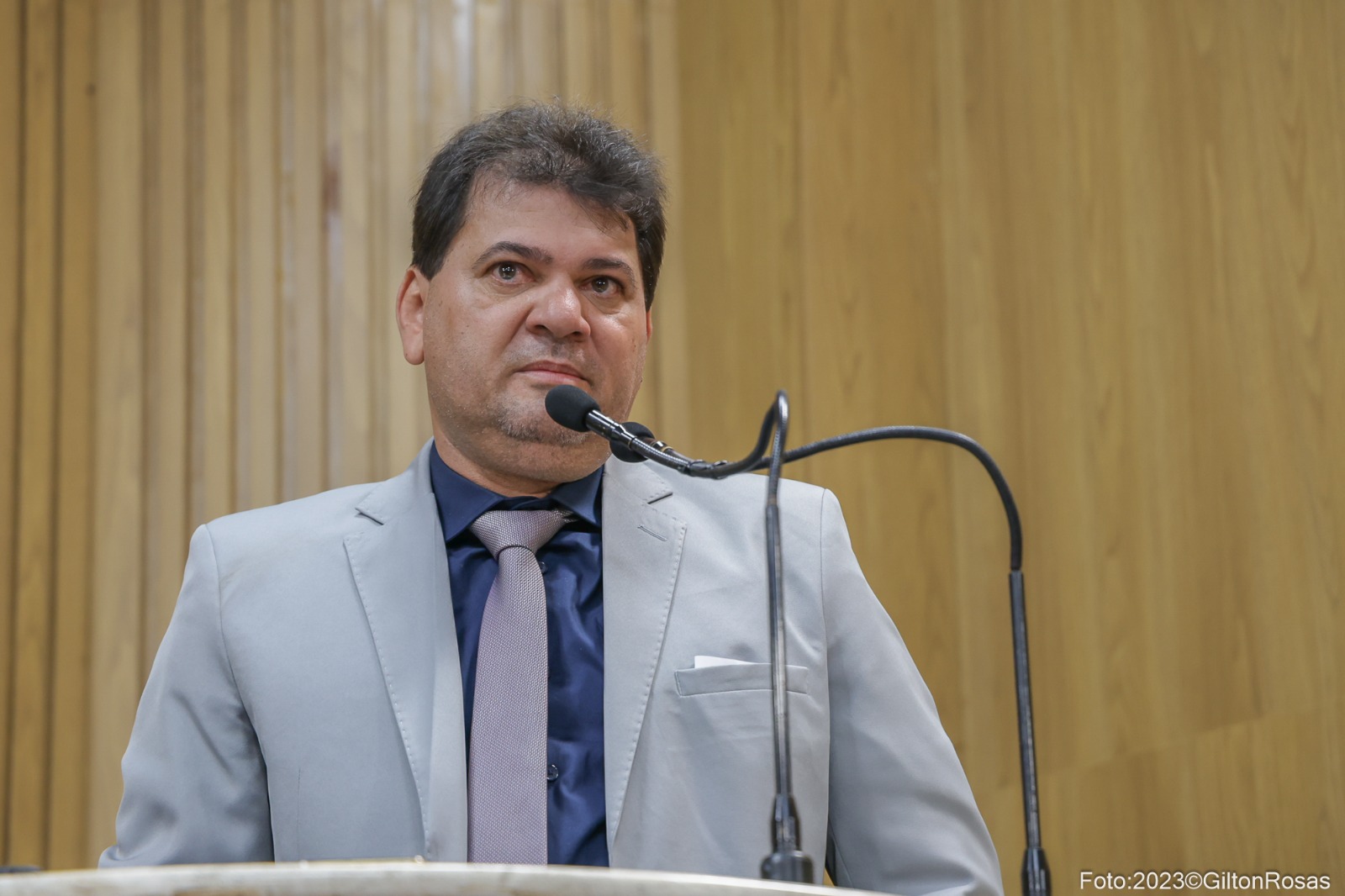 Milton Dantas faz pronunciamento e recebe elogios de vereadoras