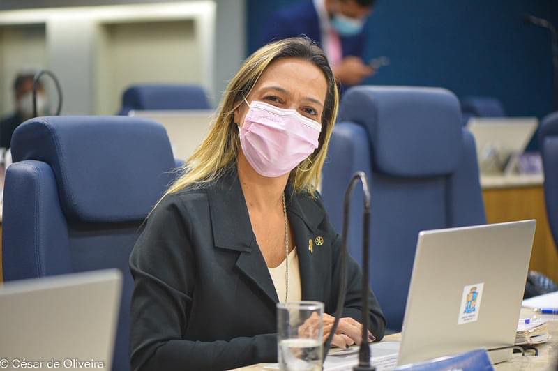 Moção de Aplausos proposta por Sheyla Galba à mastologista Paula Saab é aprovada na Câmara Municipal