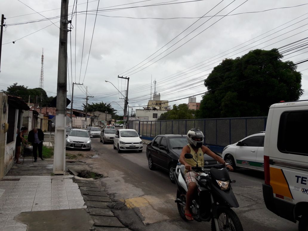 Moradores do Santo Antônio pedem ajuda a vereador Isac para solucionar problemas de lixo e trânsito