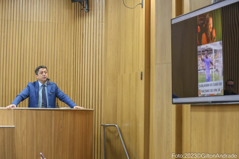 Na tribuna, Fabiano Oliveira repudia atos de racismo e presta solidariedade ao jogador Vinícius Júnior